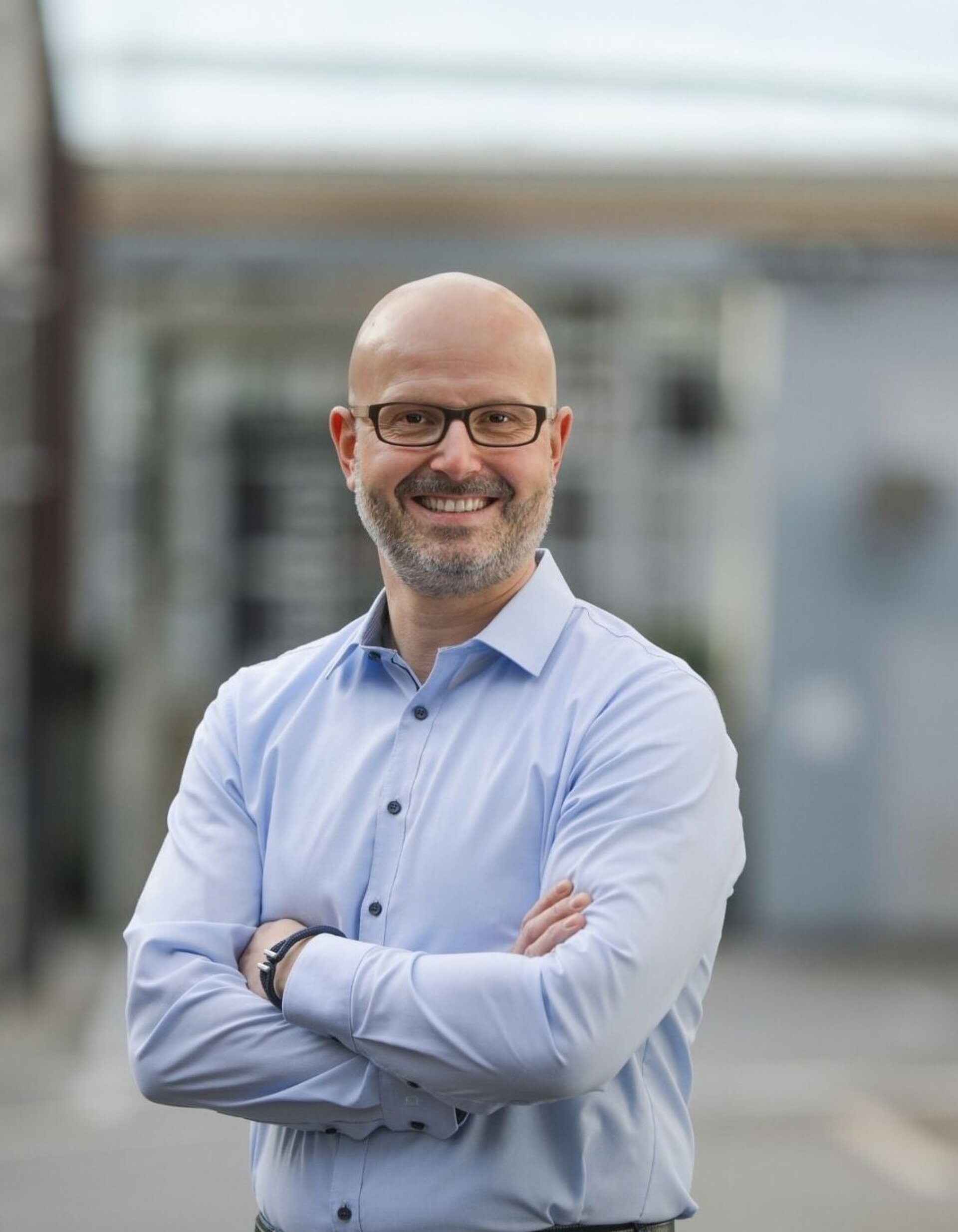 Dr.-Ing. Roman Preuss, Vice President Entwicklung bei CeramTec, lächelnd mit verschränkten Armen – BUZZ BIOLOX® Newsletter-Header.