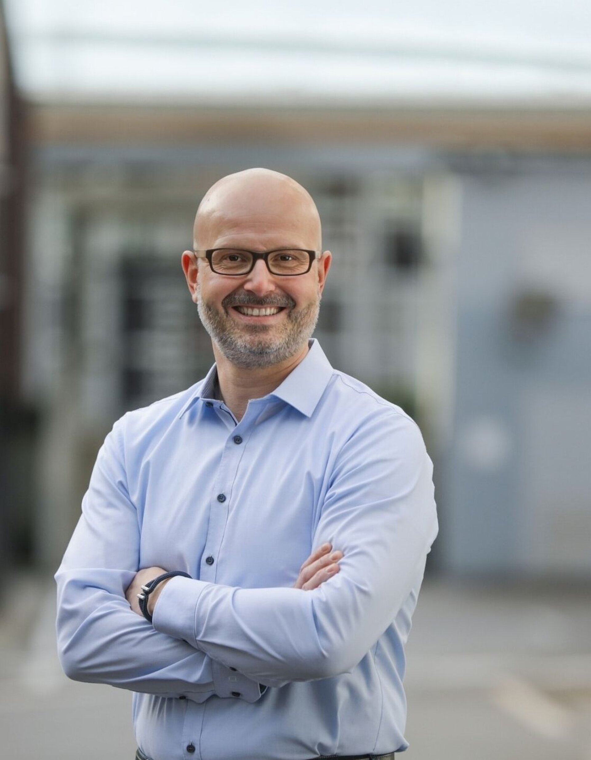 Dr.-Ing. Roman Preuss, Vice President Development at CeramTec, smiling with arms crossed — BUZZ BIOLOX® newsletter header.