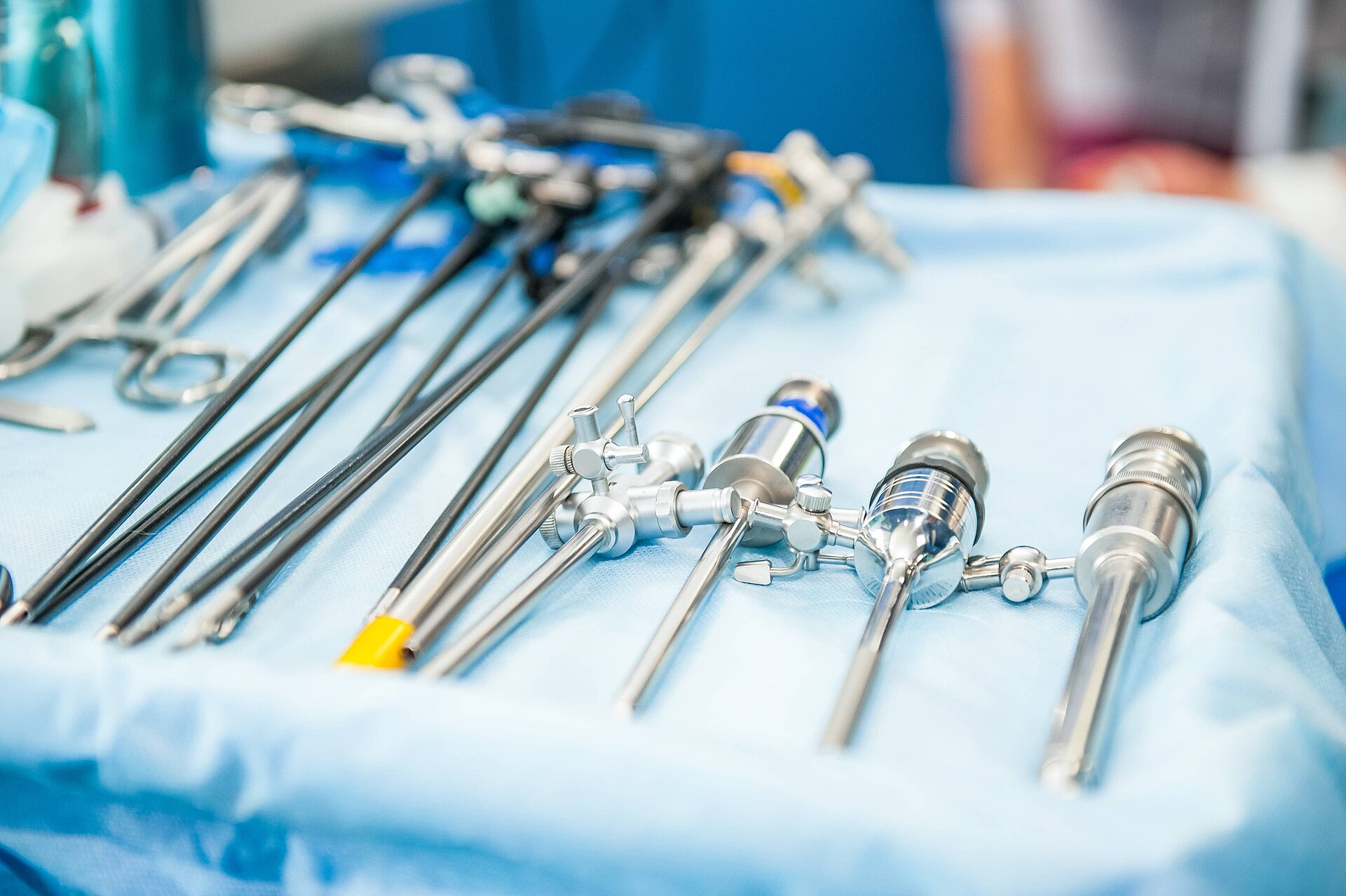 Operating table with products made of structural ceramics