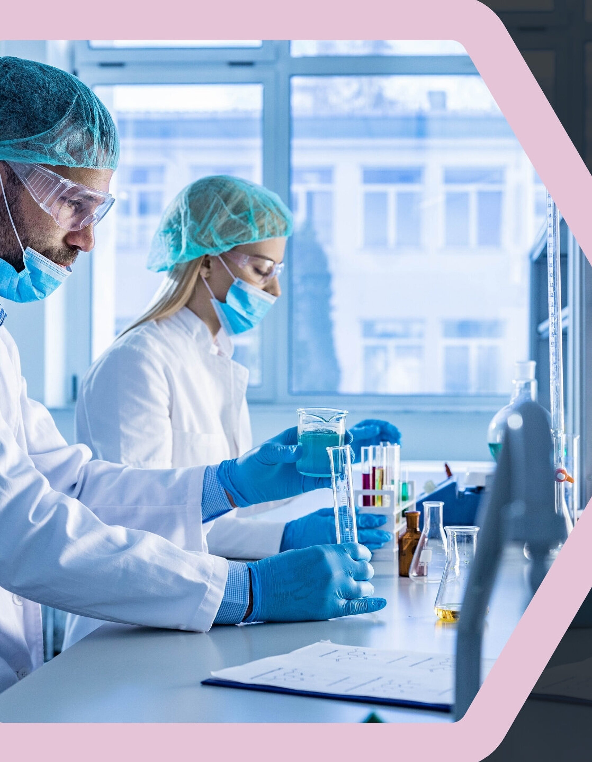 Zwei Forschende im Labor bei Experimenten, stellvertretend für wissenschaftliche Arbeit in der metallfreien Endoprothetik.
