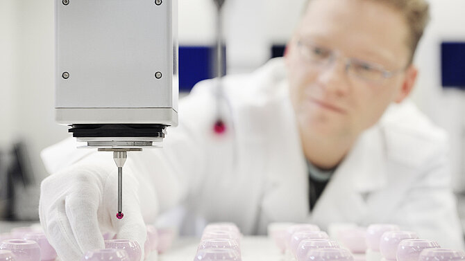 Mann im Labor prüft CeramTec-Keramik