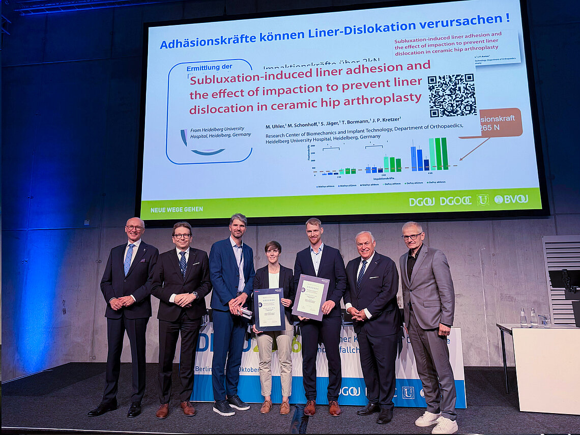 Maximilian Uhler and Mareike Schonhoff receive the Heinz Mittelmeier Award at DKOU 2026 with presenters.